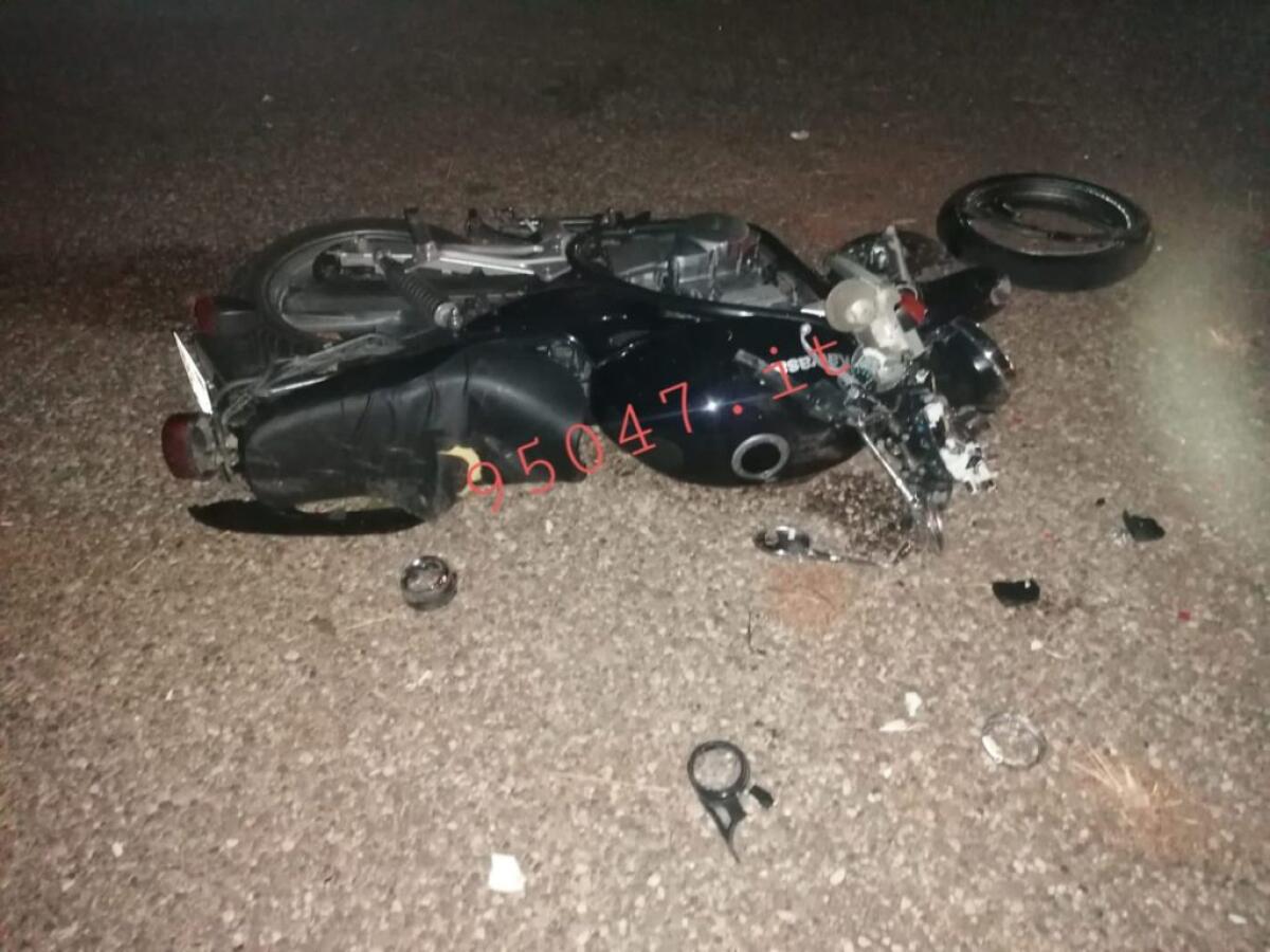 PATERNO'. TERRIBILE SCHIANTO IERI SERA IN VIA VERGA, LA MOTO SI SPEZZA IN DUE - 