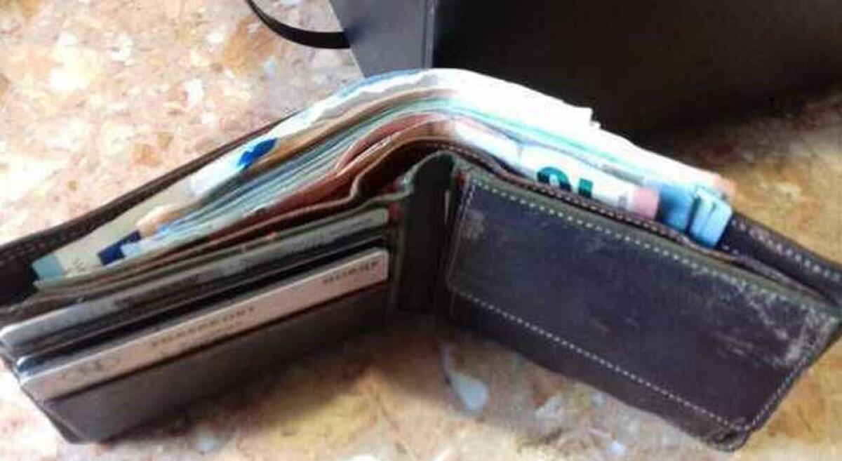 PANTELLERIA: TROVA PORTAFOGLIO CON 1875 EURO E LO RESTITUISCE - 