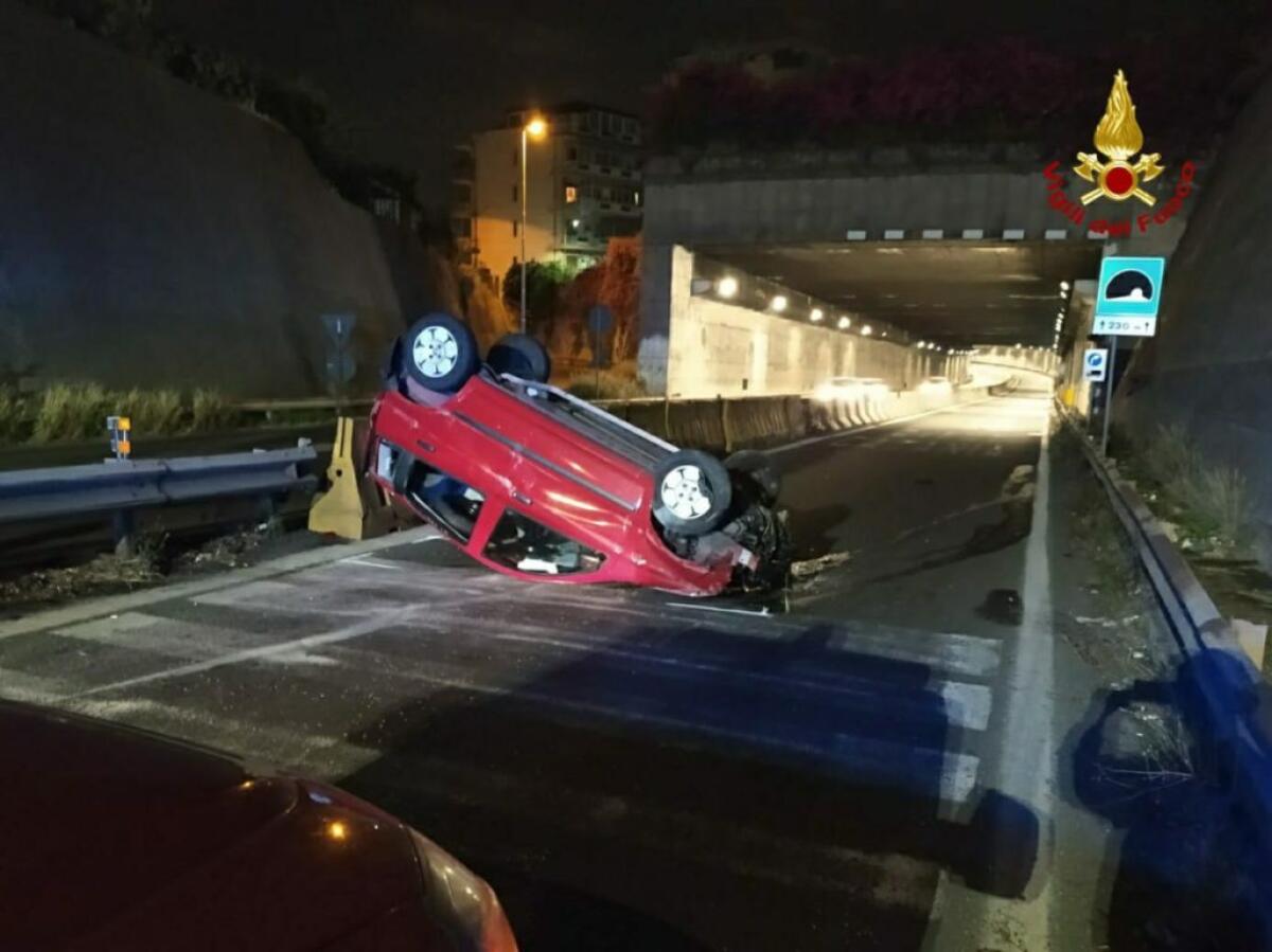 CATANIA, AUTO SI RIBALTA SUL VIALE MEDITERRANEO, UN FERITO - 