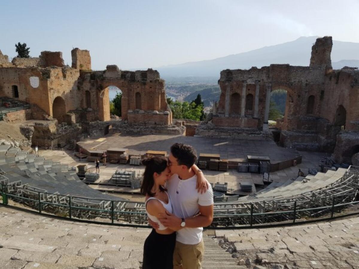 TAORMINA, SI INGINOCCHIA E LE OFFRE L’ANELLO: LA PROPOSTA DI NOZZE DI FRANCESCO - 