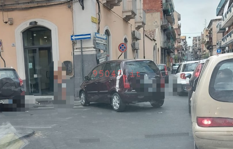 PATERNO': SCONTRO TRA DUE AUTO NELLA CENTRALISSIMA VIA VITTORIO EMANUELE