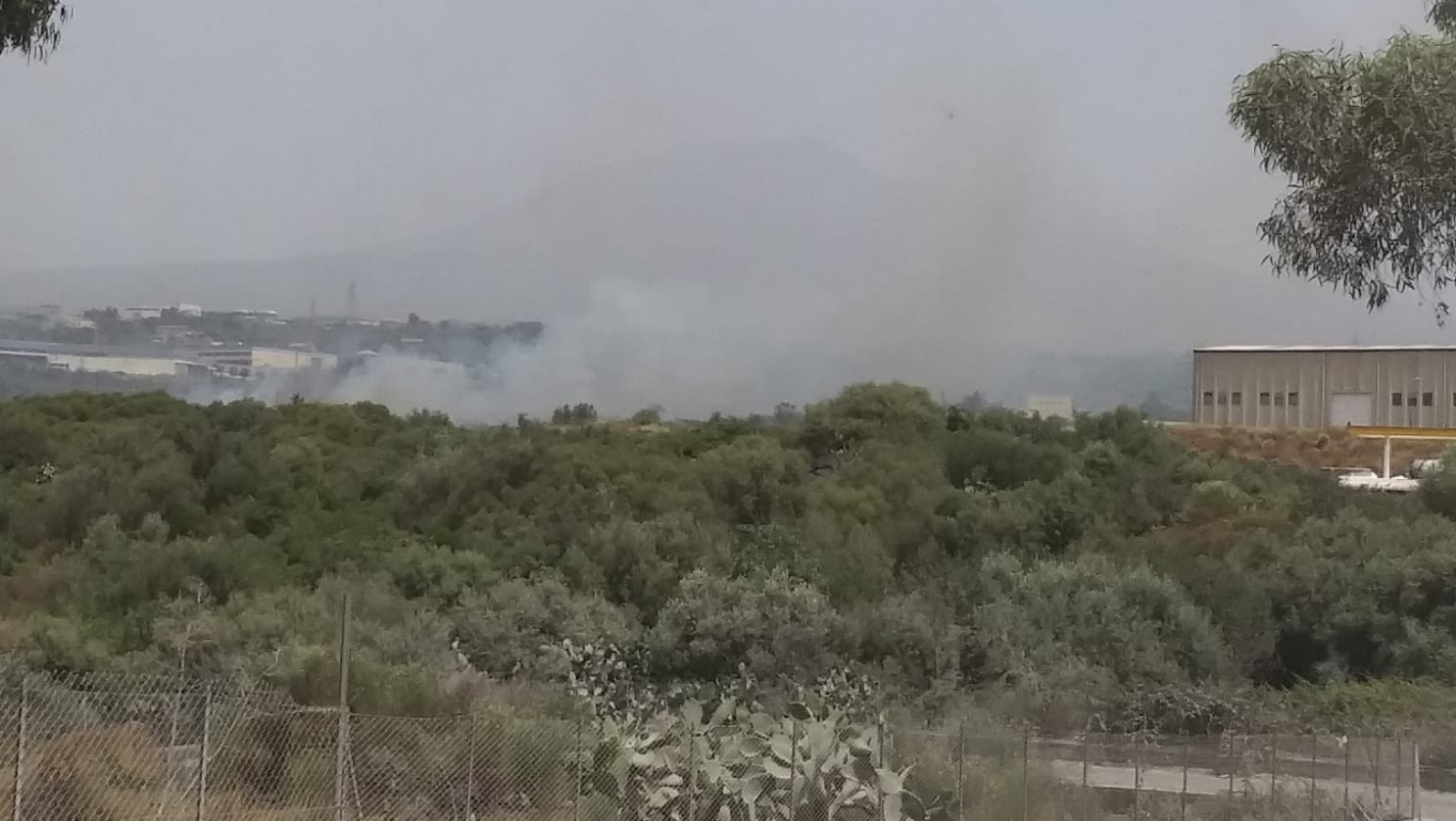 Vasto incendio di sterpaglie e rifiuti  nella zona industriale di Belpasso