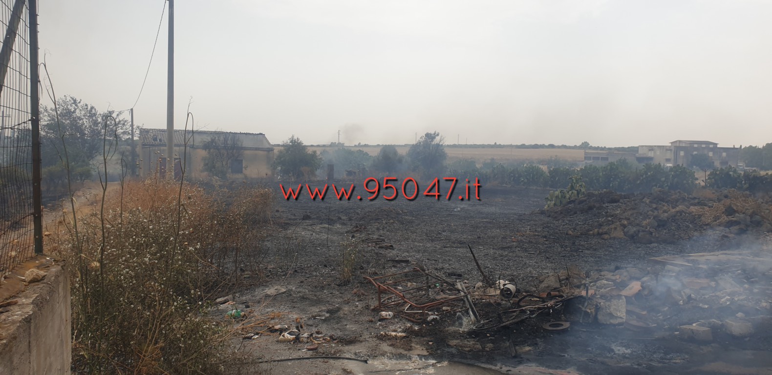 VASTO INCENDIO STERPAGLIE IN CONTRADA POGGIO MONACO, DISTRUTTI AGRUMETI