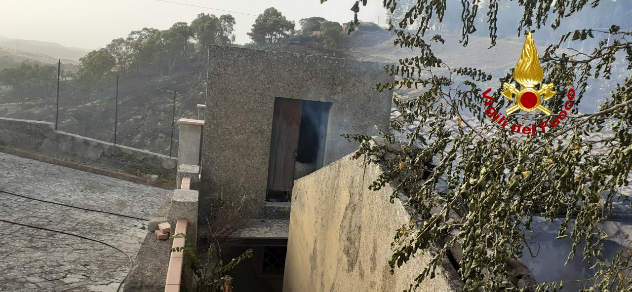 CALDO E ROGHI IN PROVINCIA DI CATANIA: IERI OLTRE 70 INTERVENTI DEI VIGILI DEL FUOCO