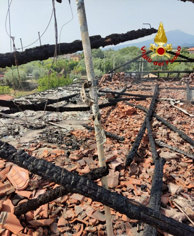 MISTERBIANCO  PRENDONO FUOCO I PANNELLI FOTOVOLTAICI SUL TETTO: TANTA PAURA, NESSUN FERITO
