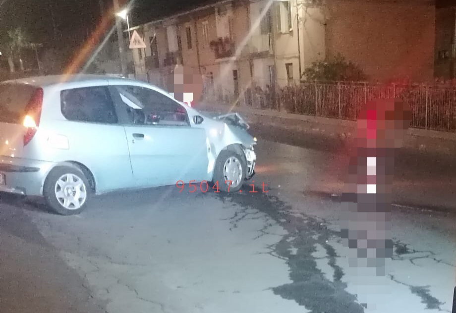 PATERNO'. TERRIBILE SCHIANTO IERI SERA IN VIA VERGA, LA MOTO SI SPEZZA IN DUE