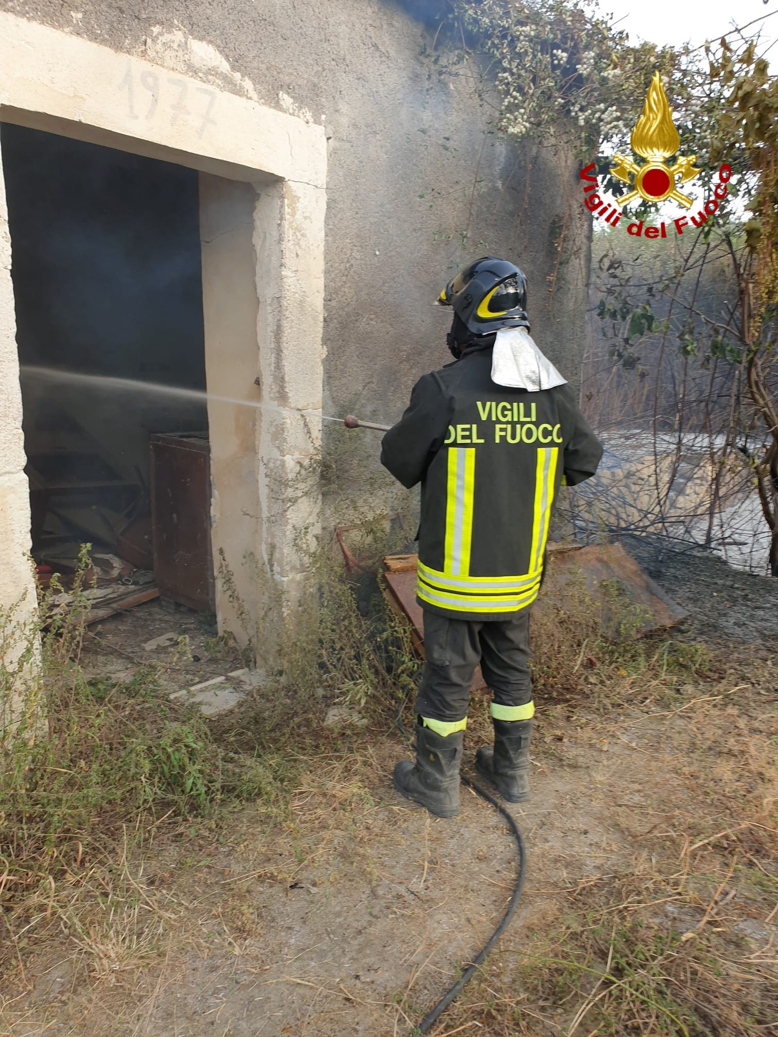 CALDO E ROGHI IN PROVINCIA DI CATANIA: IERI OLTRE 70 INTERVENTI DEI VIGILI DEL FUOCO
