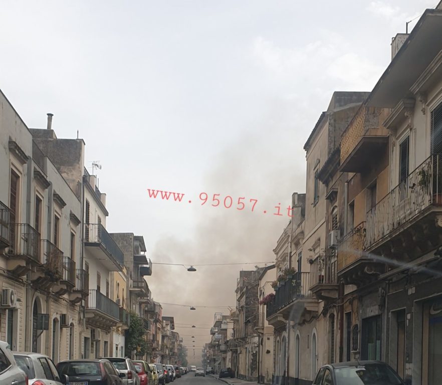 PATERNÒ: INCENDIO STERPAGLIE, EVACUATE LE CASE IN VIA CESAREA