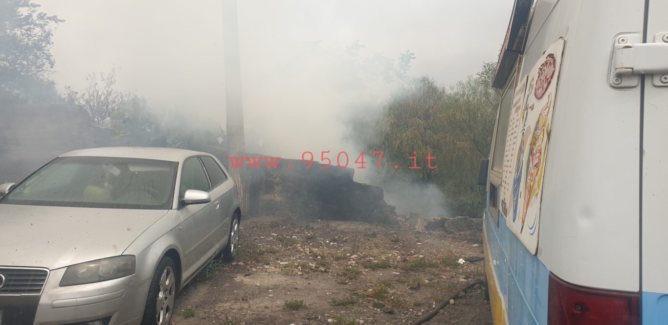 PATERNÒ: VASTO INCENDIO DI STERPAGLIE VICINO LE ABITAZIONI, VIGILI DEL FUOCO SUL POSTO