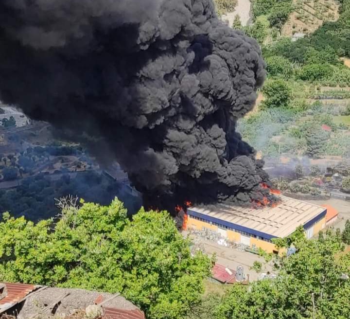 DEPOSITO DI PLASTICA IN FIAMME, UNA NUBE TOSSICA MINACCIA I COMUNI DELL’ALCANTARA