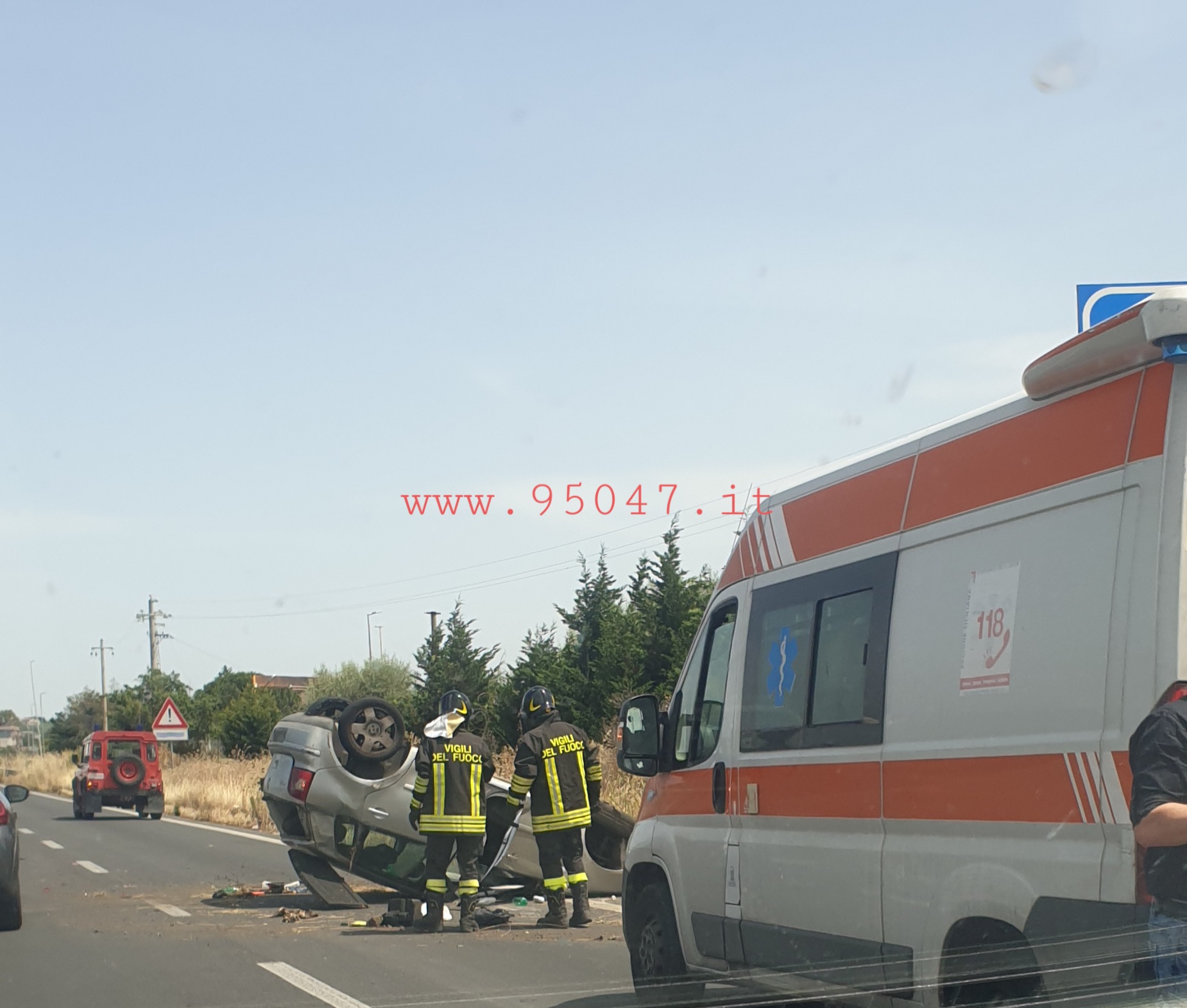 INCIDENTE SULLLA SS121, AUTO SI RIBALTA