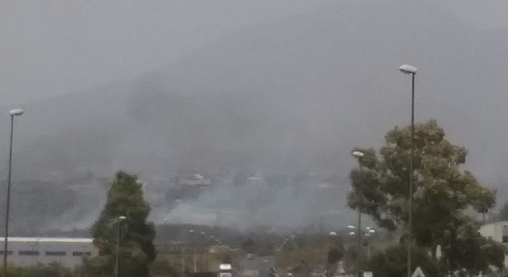 Vasto incendio di sterpaglie e rifiuti  nella zona industriale di Belpasso