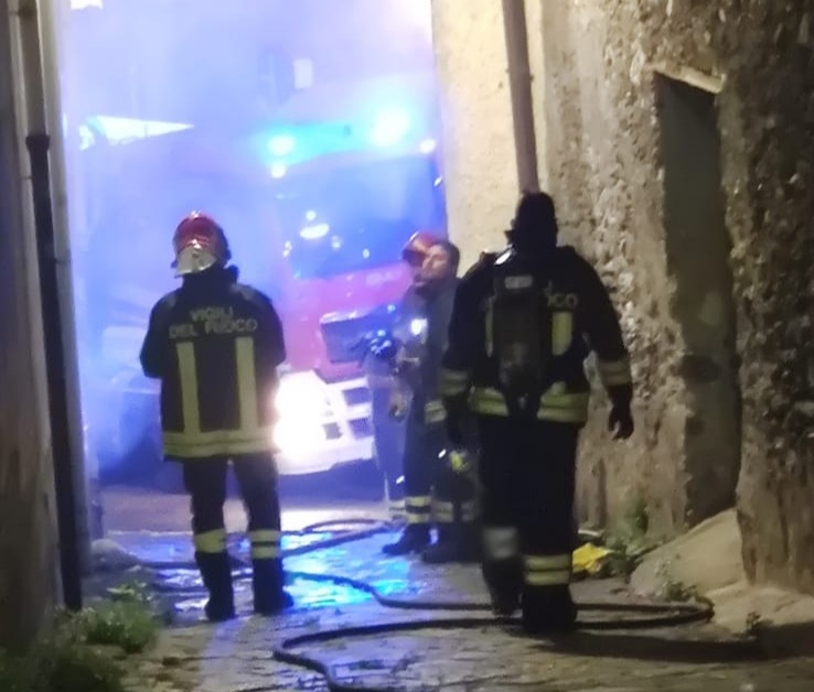 INCENDIO IN UN GARAGE A PATERNO' IERI SERA