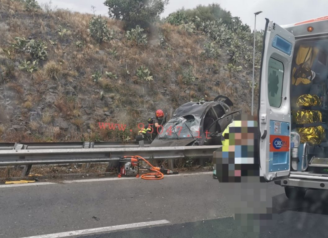 INCIDENTE SULLA TANGENZIALE DI CATANIA, AUTO FINISCE IN BILICO SUL GUARD RAIL, UN FERITO
