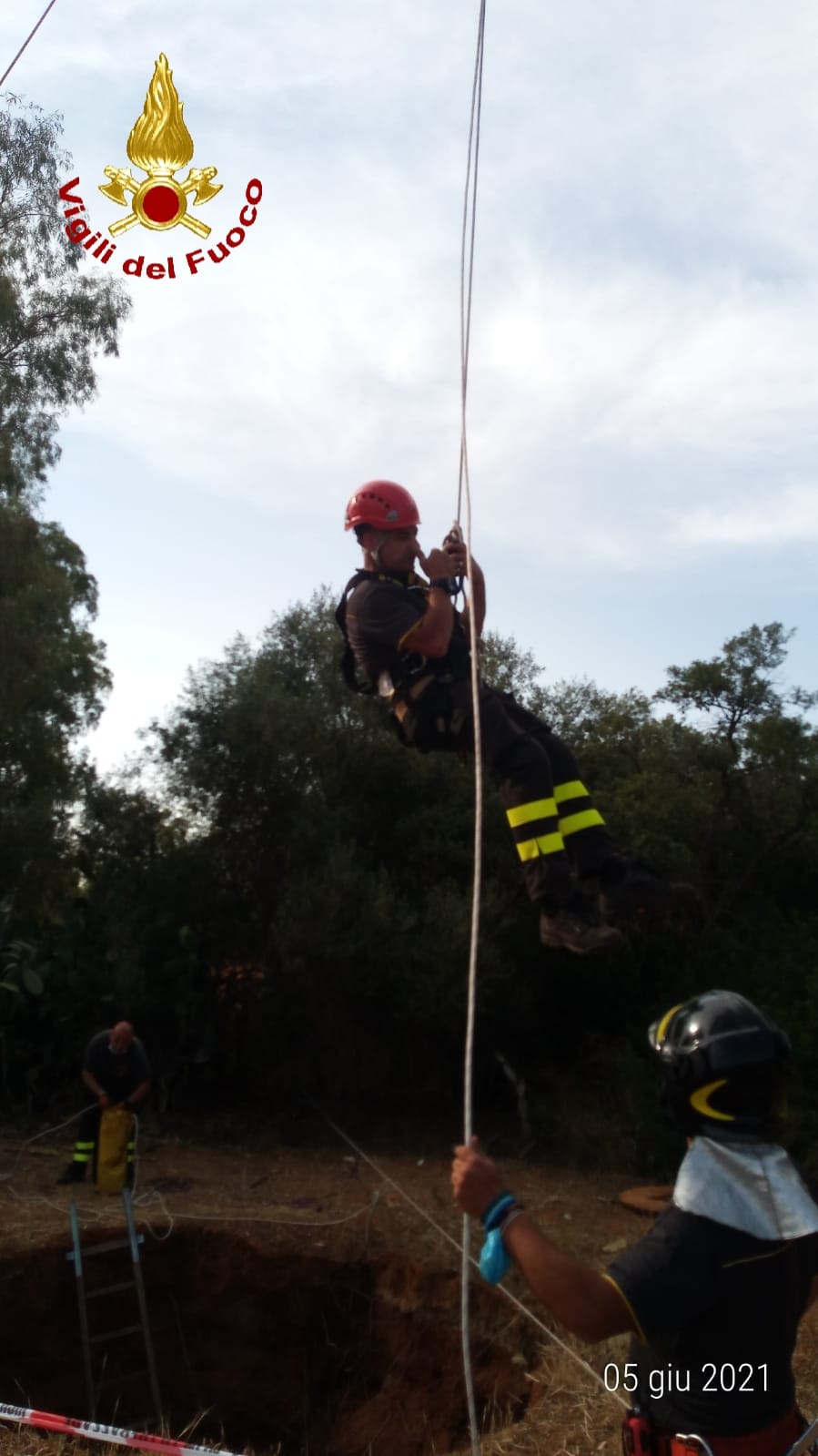 CAGNOLINA CADE IN UN POZZO A CALTAGIRONE, SALVATA DA VIGILI DEL FUOCO