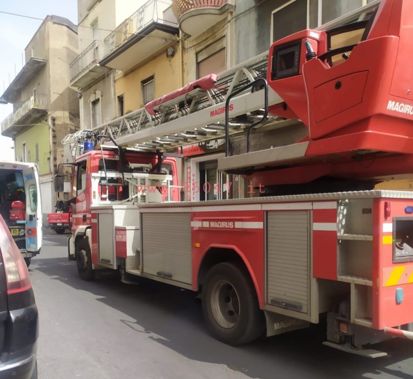 PATERNÒ:  SI SENTE MALE IN CASA, VIGILI DEL FUOCO SUL POSTO