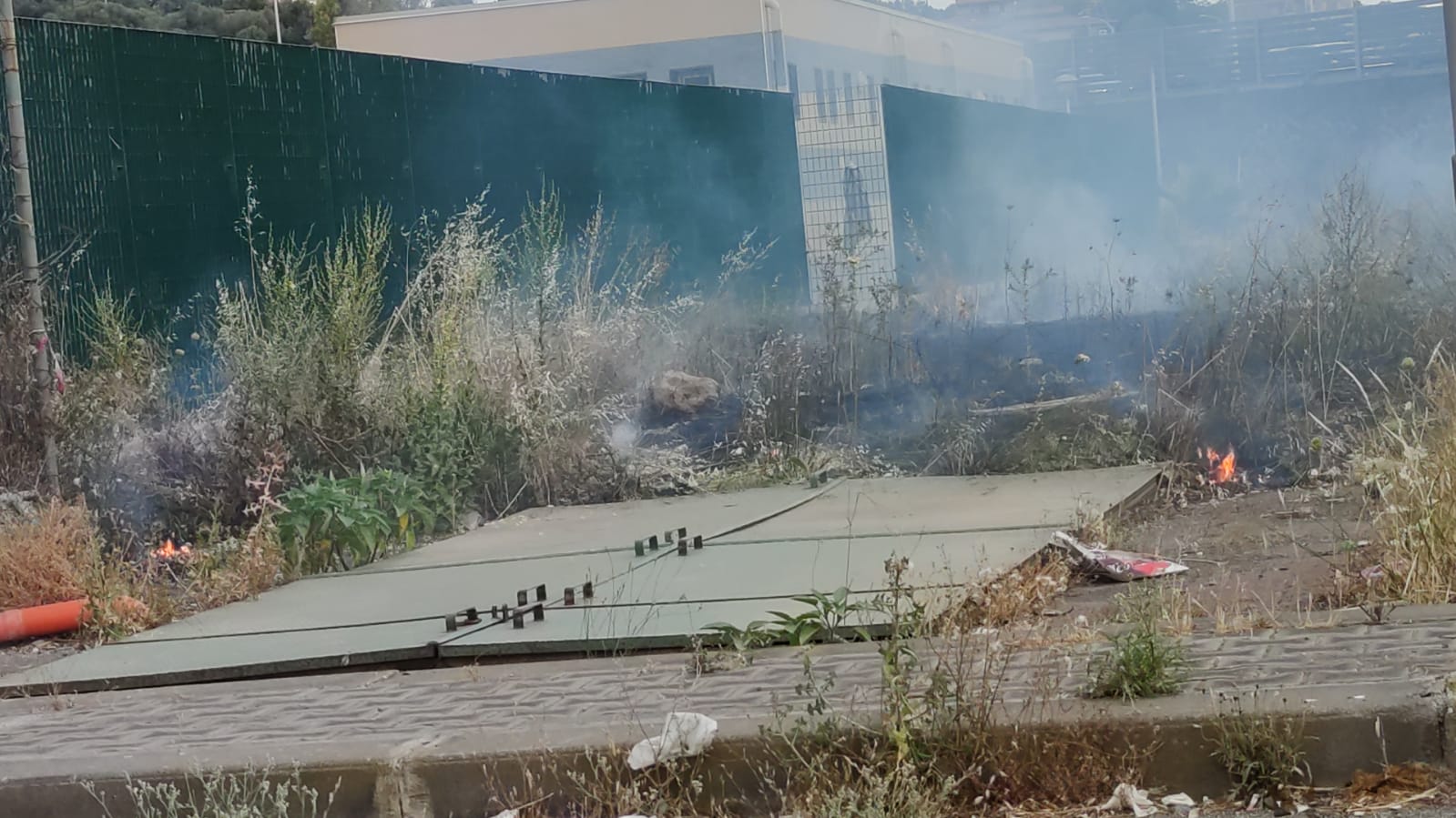 PATERNO': ENNESIMO INCENDIO DI STERPAGLIE, TRA IL VIALE DEI PLATANI ED IL  CORSO ITALIA