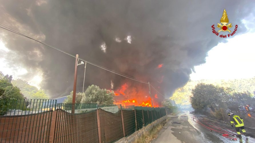 DEPOSITO DI PLASTICA IN FIAMME, UNA NUBE TOSSICA MINACCIA I COMUNI DELL’ALCANTARA