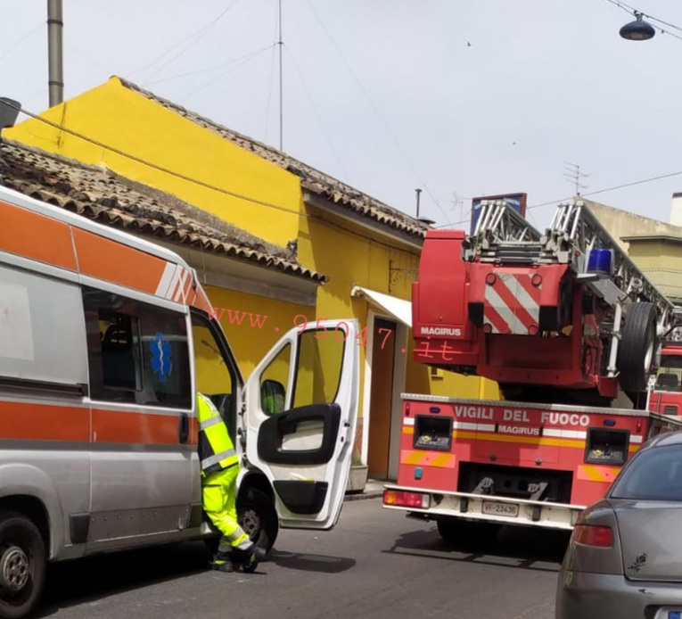 PATERNÒ:  SI SENTE MALE IN CASA, VIGILI DEL FUOCO SUL POSTO
