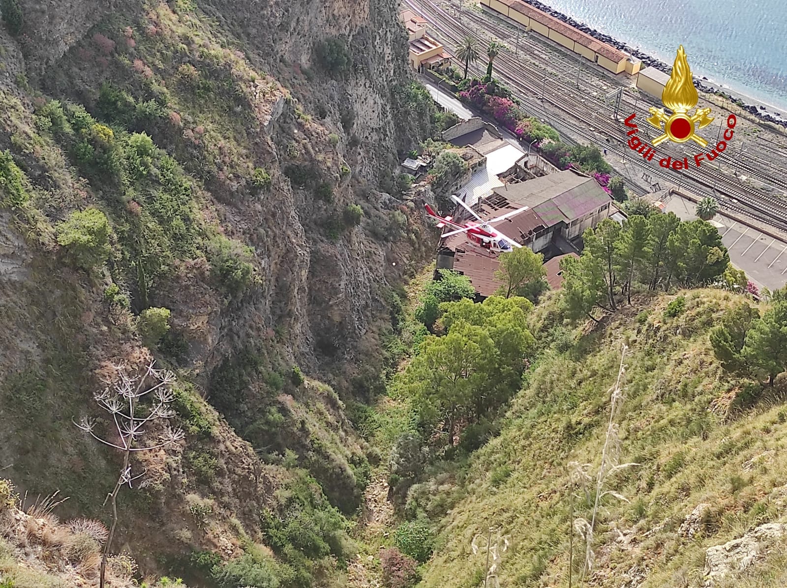 TAORMINA, PERDE IL CONTROLLO DELLO SCOOTER E PRECIPITA IN UN BURRONE: GRAVE UN 17ENNE