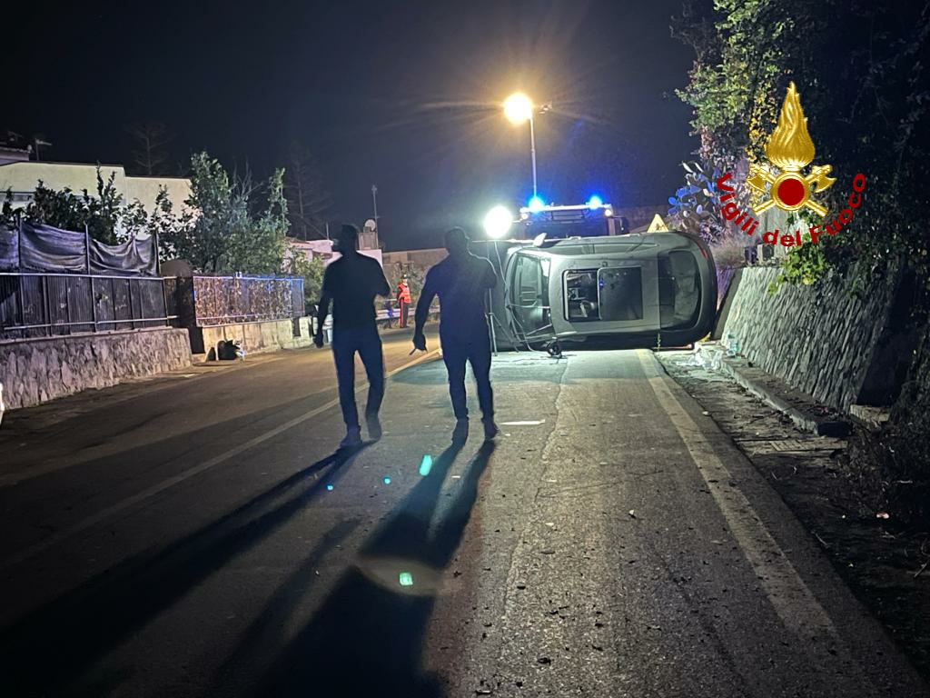 INCIDENTE STRADALE SULLA SS114 TRA ACITREZZA ED ACIREALE NELLA NOTTE, 6 FERITI