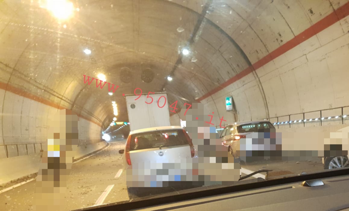 TIR PERDE CARICO DI PETRE LUNGO LA CATANIA SIRACUSA, TRATTO CHIUSO E DECINE DI AUTO CON LE GOMME BUCATE