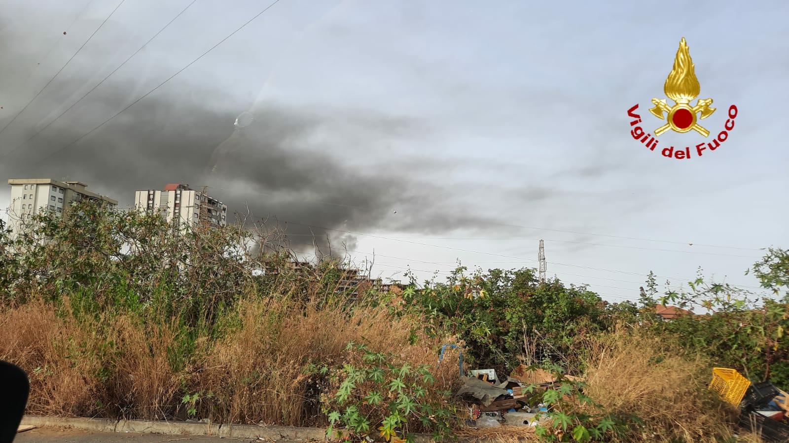 CALDO E ROGHI IN PROVINCIA DI CATANIA: IERI OLTRE 70 INTERVENTI DEI VIGILI DEL FUOCO