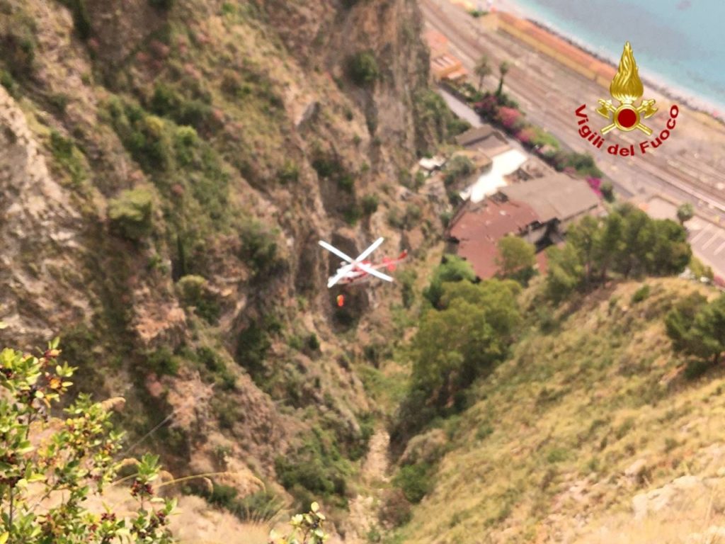 TAORMINA, PERDE IL CONTROLLO DELLO SCOOTER E PRECIPITA IN UN BURRONE: GRAVE UN 17ENNE