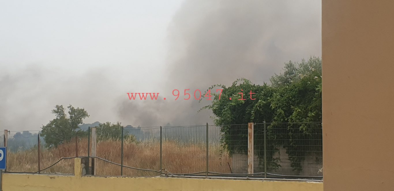 PATERNÒ: VASTO INCENDIO DI STERPAGLIE VICINO LE ABITAZIONI, VIGILI DEL FUOCO SUL POSTO