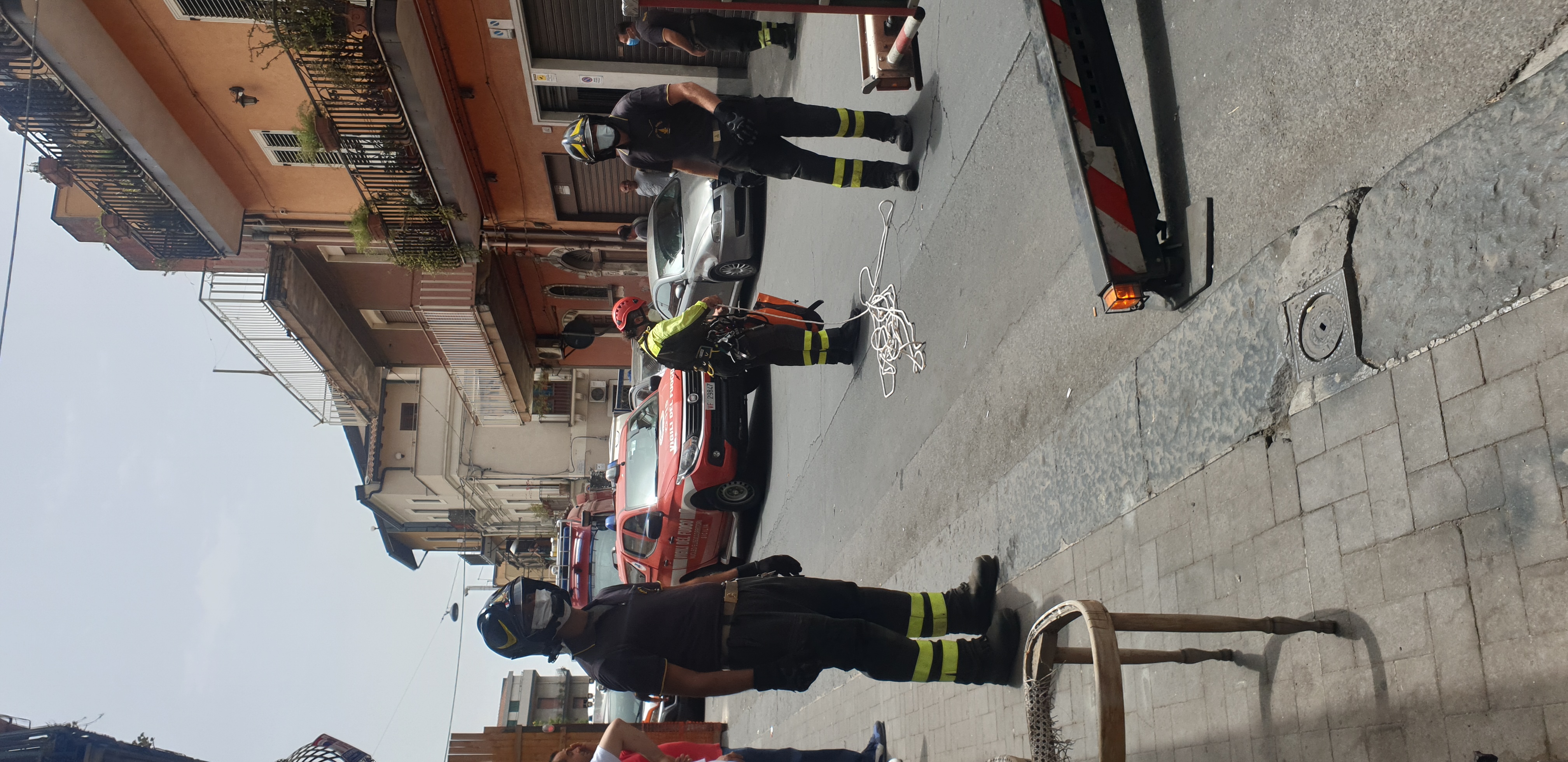 PATERNO': SI SENTE MALE IN CASA, SALVATA DAI VIGILI DEL FUOCO