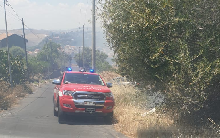PATERNÒ: ALTA COLONNA DI FUMO PER INCENDIO STERPAGLIE IN ZONA GIACONIA