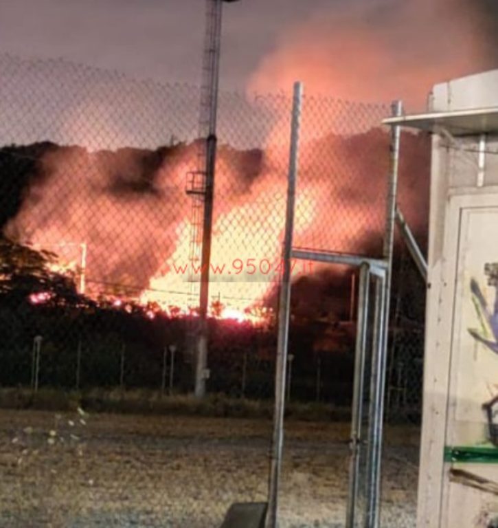 PATERNÒ: VASTO INCENDIO DI STERPAGLIE IERI SERA