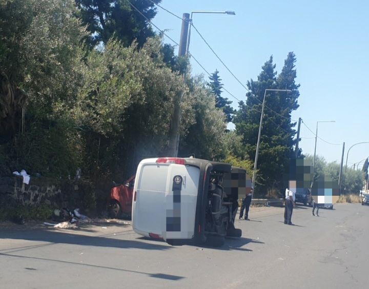 INCIDENTE A MOTTA SANT'ANASTASIA, DUE VETTURE SI SCONTRANO E UNA SI RIBALTA SU UN LATO