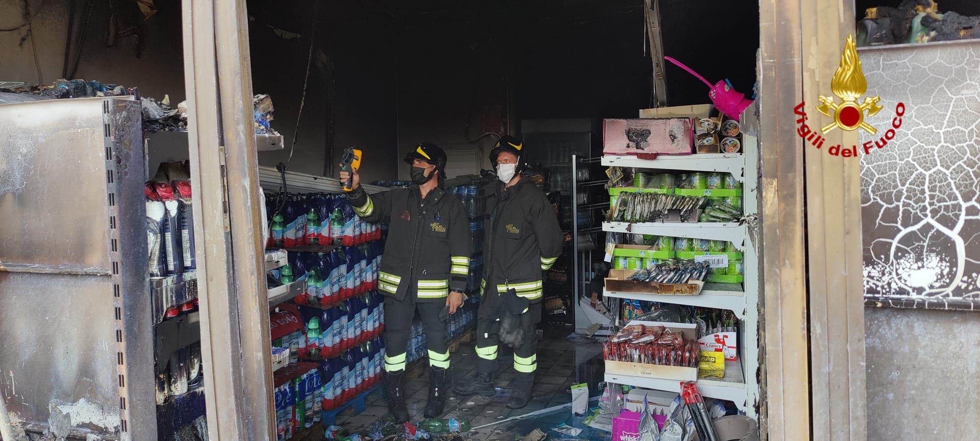 INCENDIO IN UN SUPERMERCATO A MASCALUCIA: I VIGILI DEL FUOCO RIESCONO A SPEGNERE IL ROGO