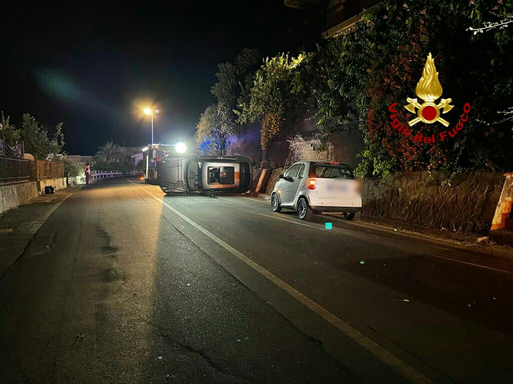 INCIDENTE STRADALE SULLA SS114 TRA ACITREZZA ED ACIREALE NELLA NOTTE, 6 FERITI