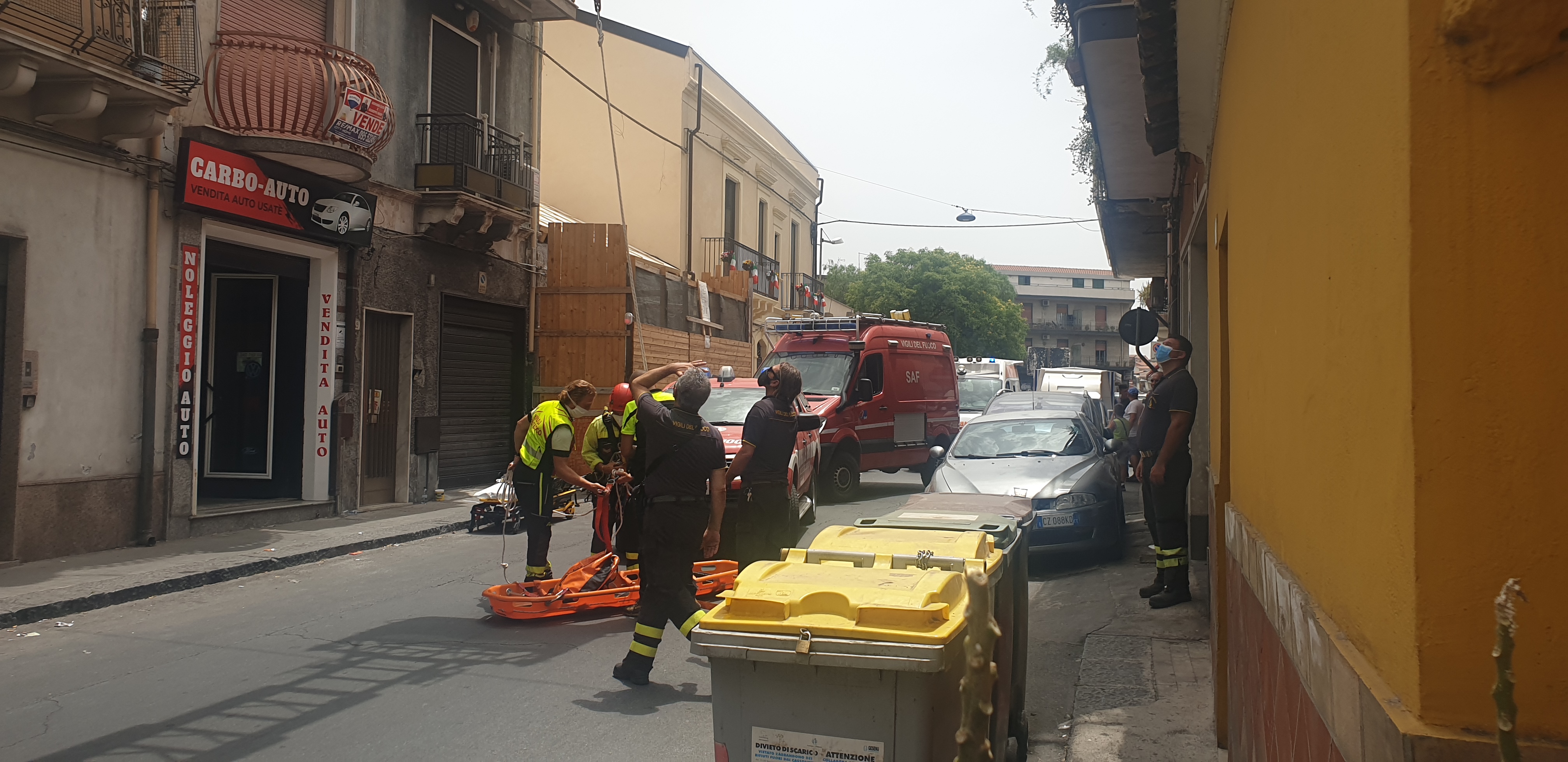 PATERNO': SI SENTE MALE IN CASA, SALVATA DAI VIGILI DEL FUOCO