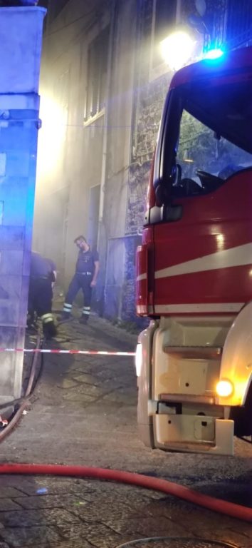 INCENDIO IN UN GARAGE A PATERNO' IERI SERA
