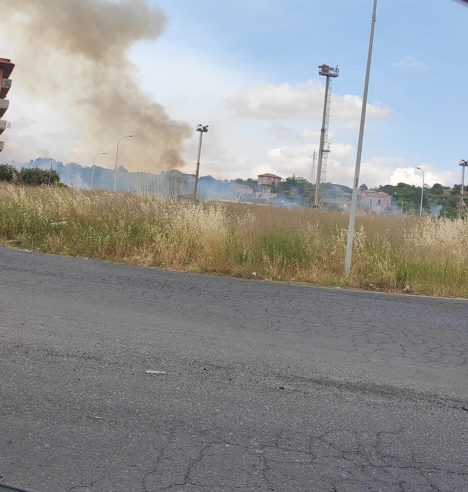 PATERNO': ENNESIMO INCENDIO DI STERPAGLIE IN CITTA'