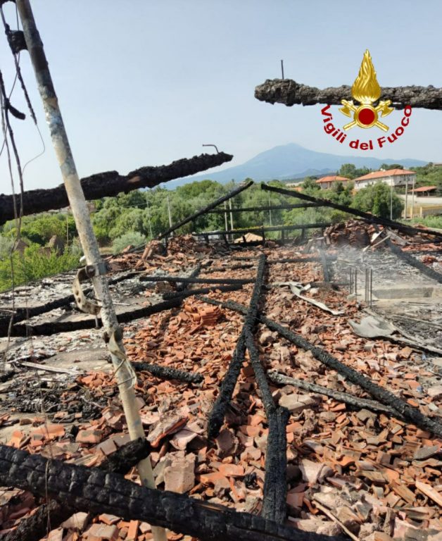 MISTERBIANCO  PRENDONO FUOCO I PANNELLI FOTOVOLTAICI SUL TETTO: TANTA PAURA, NESSUN FERITO