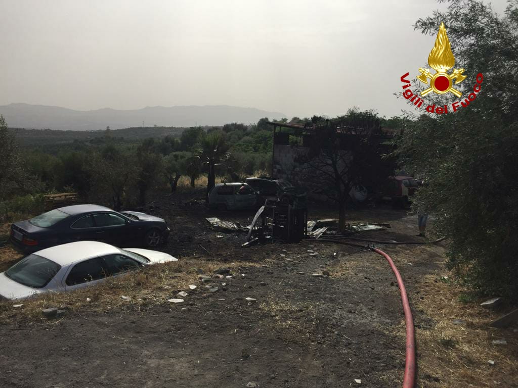 INCENDIO  A SANTA MARIA DI LICODIA, A FUOCO AUTO PARCHEGGIATE IN UN PIAZZALE