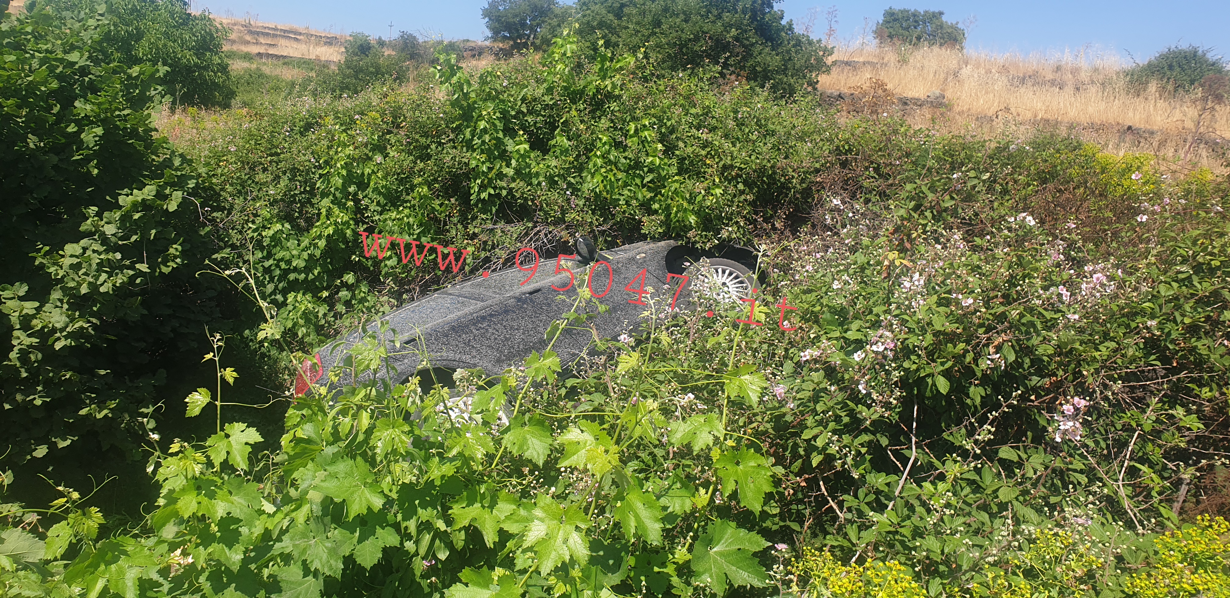 BELPASSO: MACCHINA NELLA SCARPATA SULLA SP4, MA L'INCIDENTE ERA AVVENUTO IN NOTTATA - LE FOTO