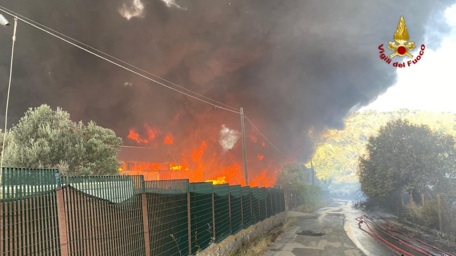 DEPOSITO DI PLASTICA IN FIAMME, UNA NUBE TOSSICA MINACCIA I COMUNI DELL’ALCANTARA