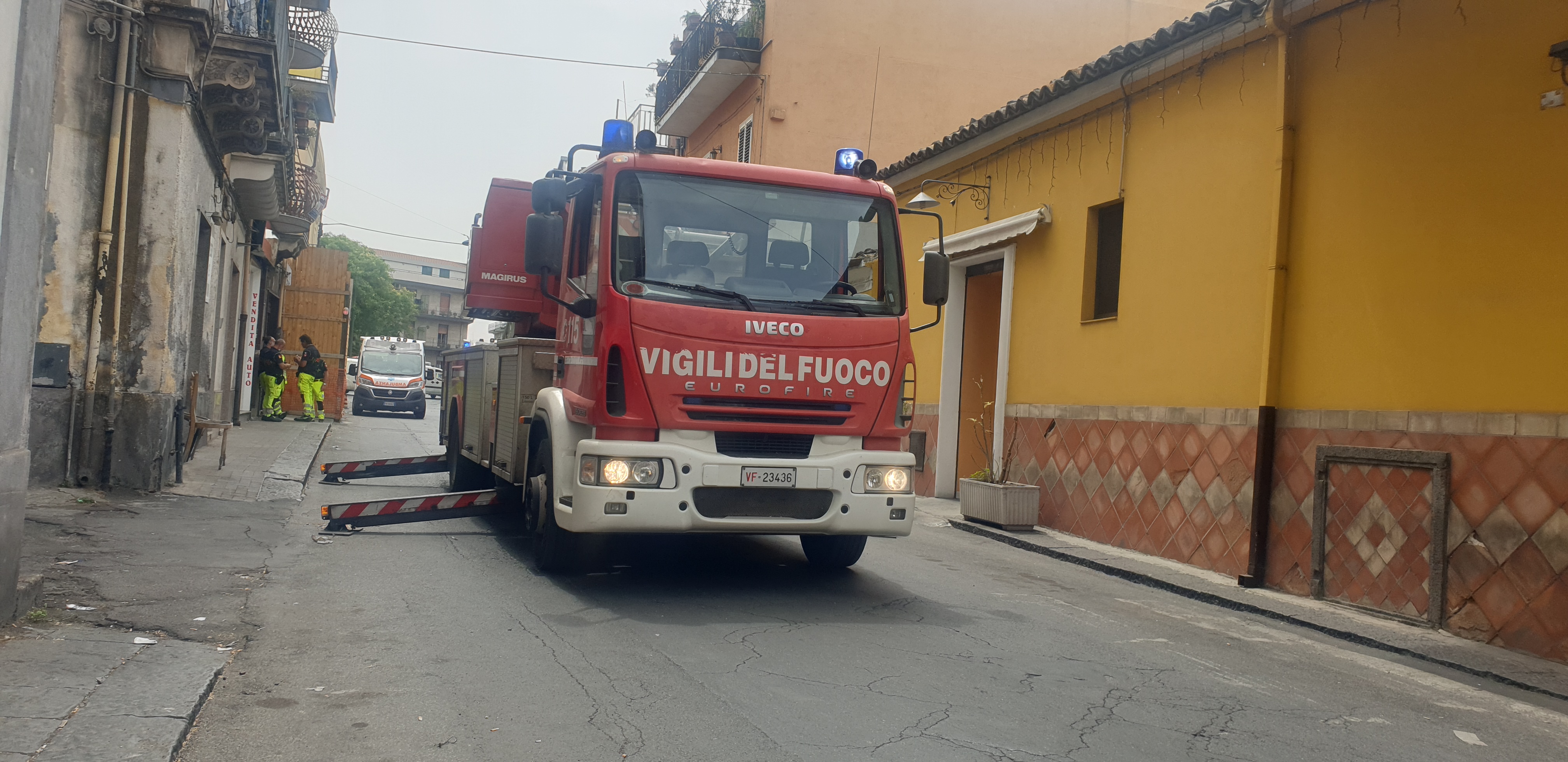 PATERNO': SI SENTE MALE IN CASA, SALVATA DAI VIGILI DEL FUOCO