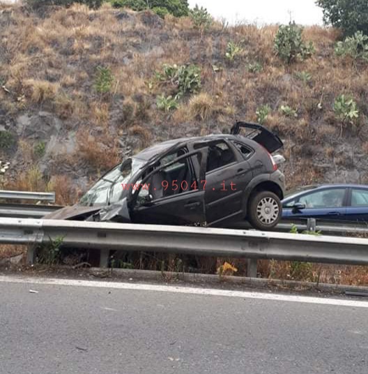 INCIDENTE SULLA TANGENZIALE DI CATANIA, AUTO FINISCE IN BILICO SUL GUARD RAIL, UN FERITO