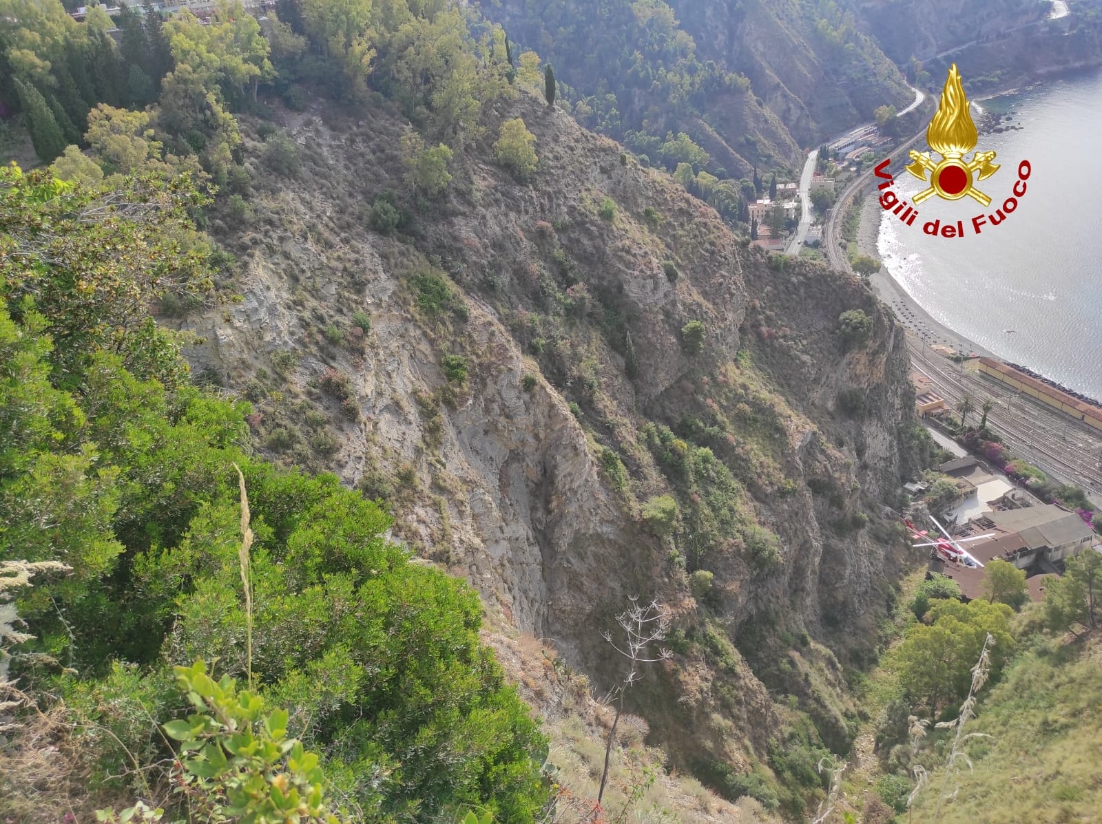 TAORMINA, PERDE IL CONTROLLO DELLO SCOOTER E PRECIPITA IN UN BURRONE: GRAVE UN 17ENNE