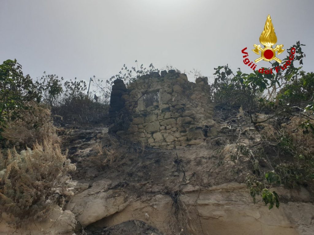 CALDO E ROGHI IN PROVINCIA DI CATANIA: IERI OLTRE 70 INTERVENTI DEI VIGILI DEL FUOCO