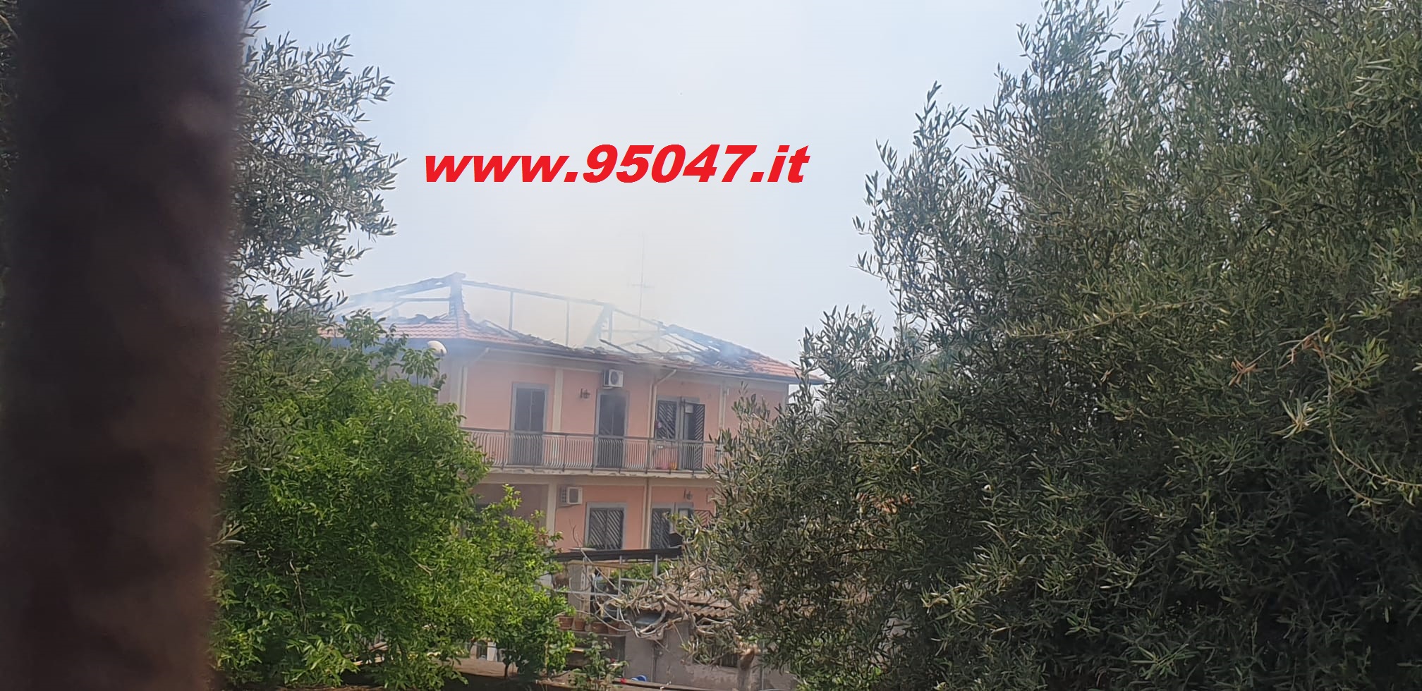 MISTERBIANCO  PRENDONO FUOCO I PANNELLI FOTOVOLTAICI SUL TETTO: TANTA PAURA, NESSUN FERITO