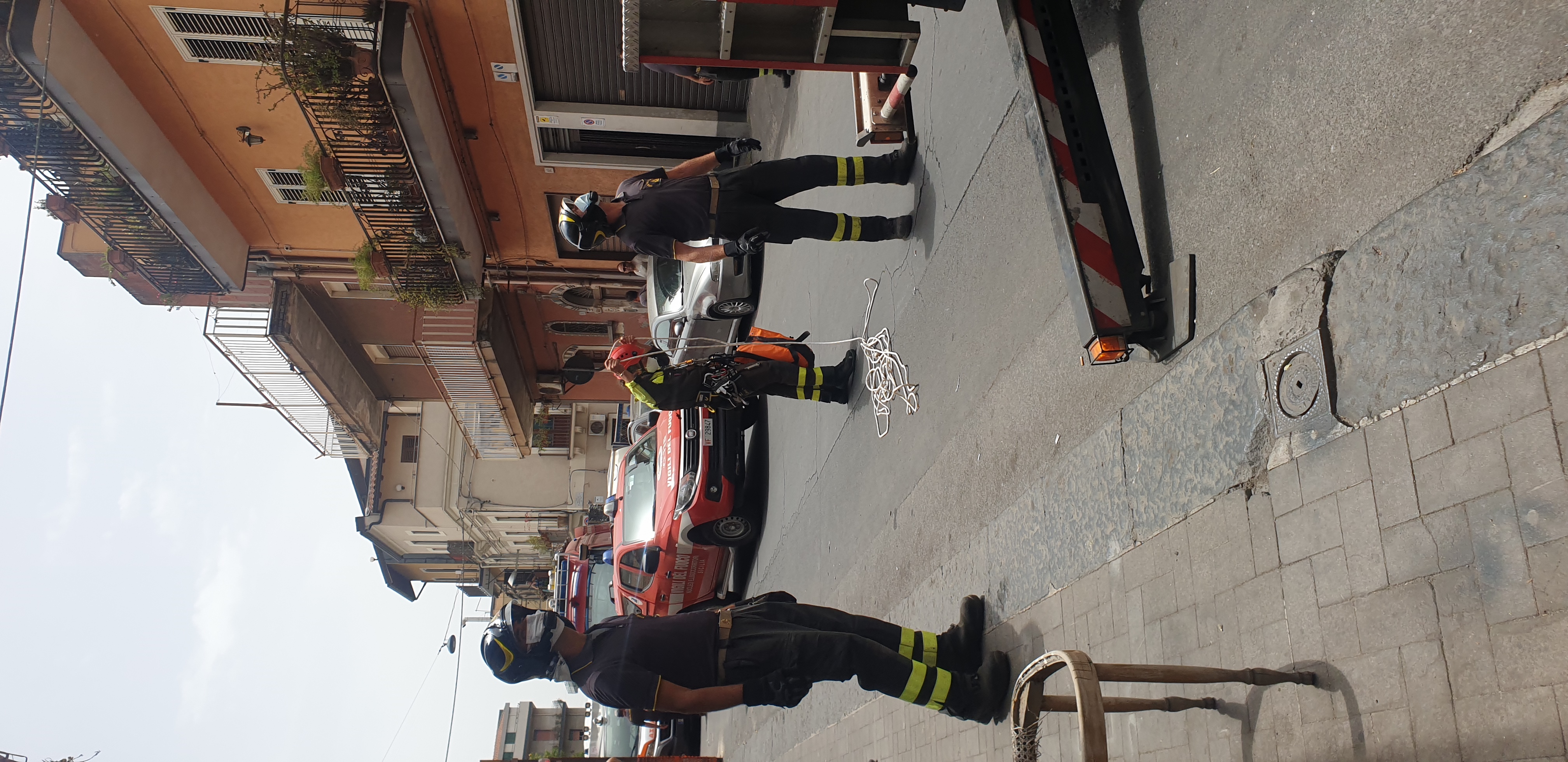 PATERNO': SI SENTE MALE IN CASA, SALVATA DAI VIGILI DEL FUOCO