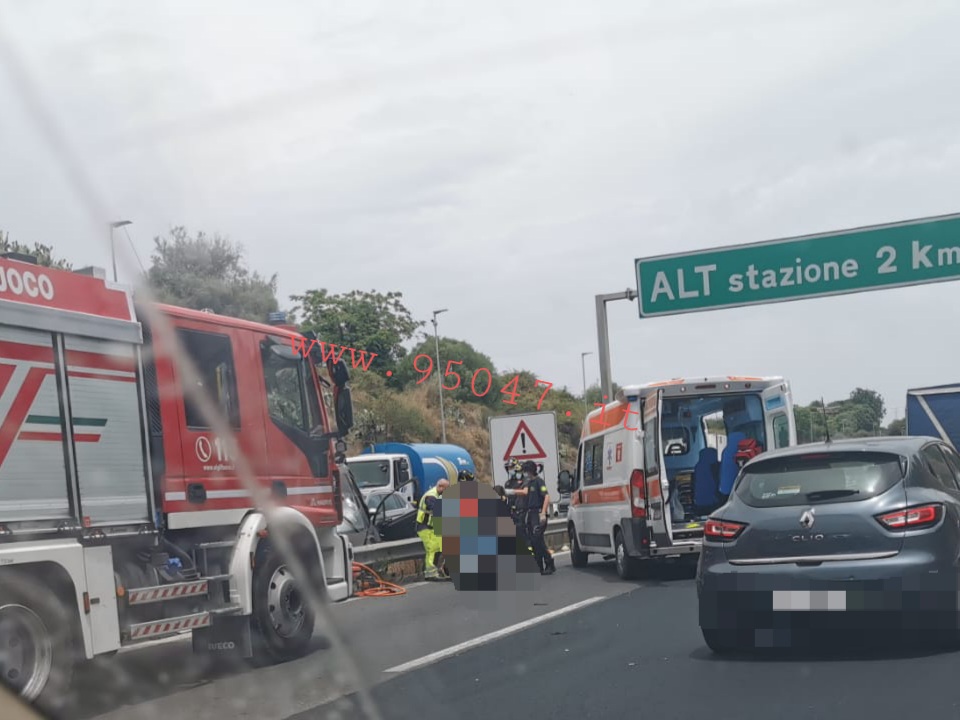 GRAVE INCIDENTE SULLA TANGENZIALE DI CATANIA, AUTO FINISCE IN BILICO SUL GUARD RAIL