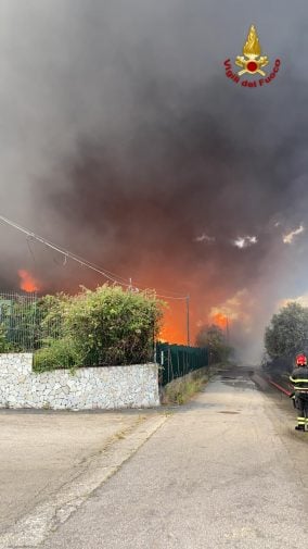 DEPOSITO DI PLASTICA IN FIAMME, UNA NUBE TOSSICA MINACCIA I COMUNI DELL’ALCANTARA